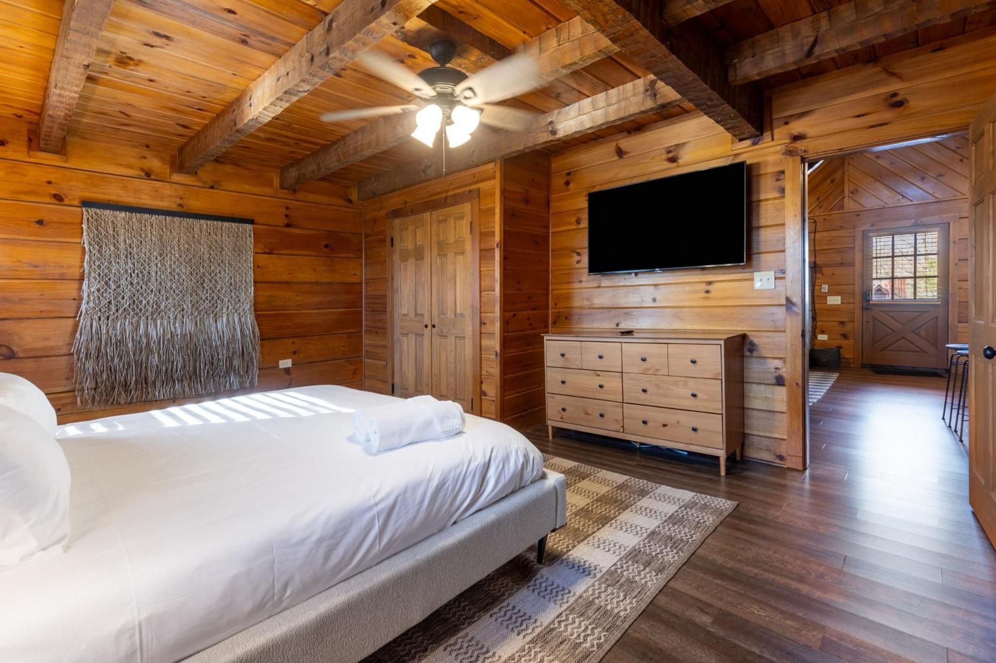Dudley II By Avantstay Comfortable Cabin W Hot Tub Views พิเจนฟอร์จ ภายนอก รูปภาพ