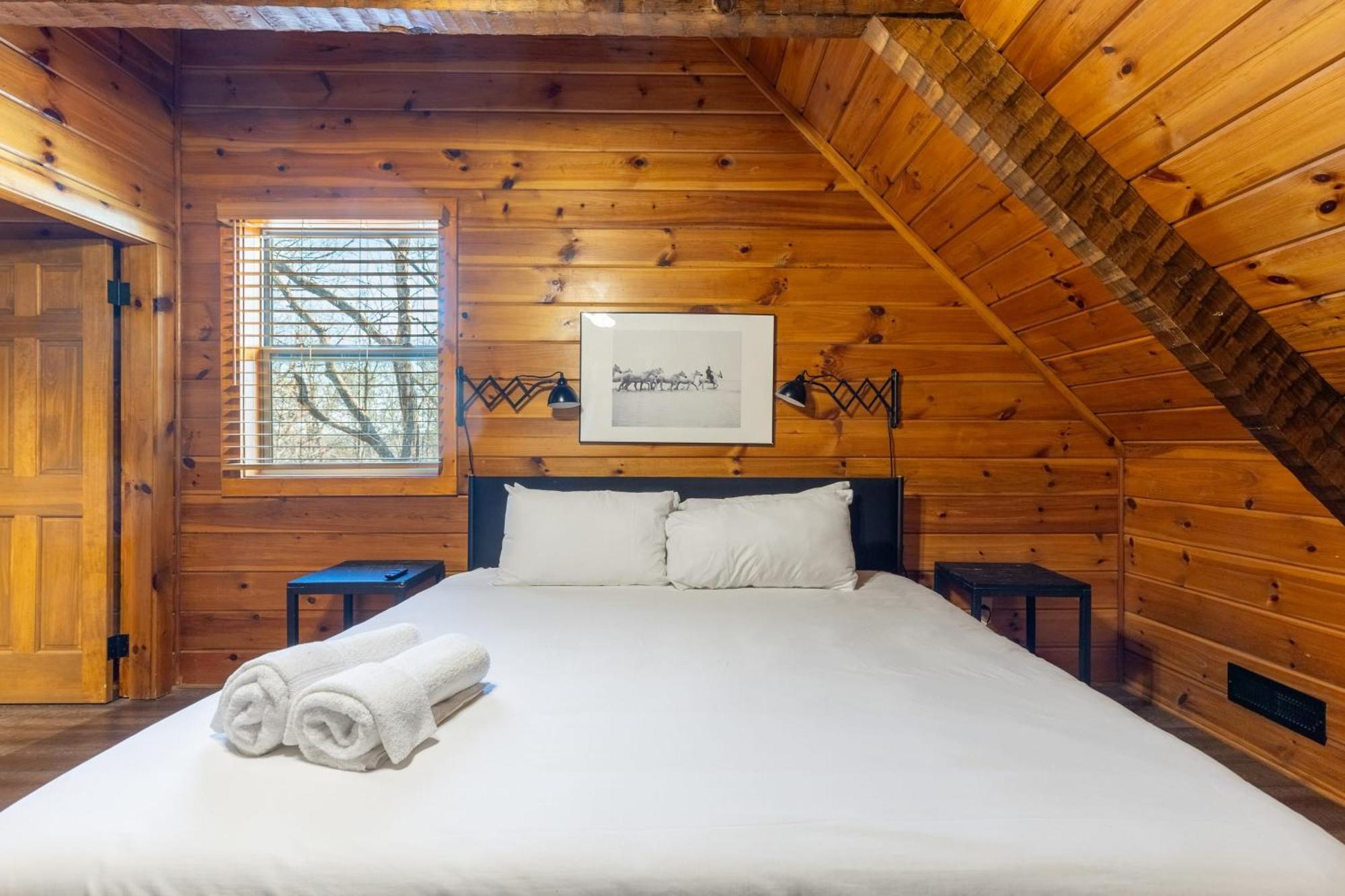 Dudley II By Avantstay Comfortable Cabin W Hot Tub Views พิเจนฟอร์จ ภายนอก รูปภาพ